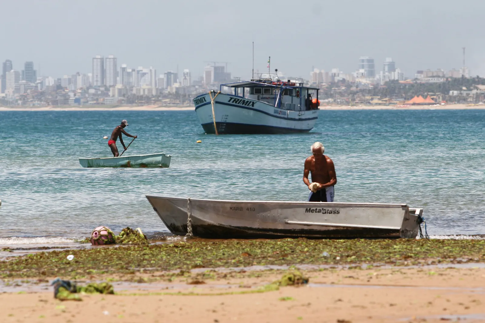 Pescadores na praia de Itapuã, Salvador